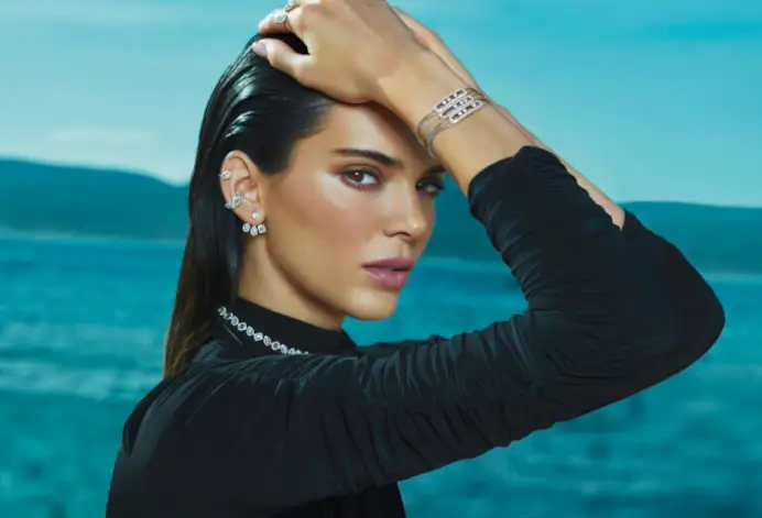 Kendall Jenner, volto della campagna 2022 di Messika. A destra, dall’alto, collier in oro giallo e diamanti Toi&Moi doppio filo, collezione My Twin; orecchini collezioni Move Uno e My Twin in oro bianco e diamanti.