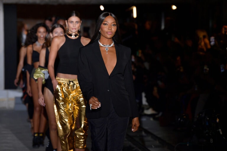 L’uscita finale della sfilata di Messika alla Fashion Week di Parigi nel settembre scorso: Naomi Campbell indossa la collana masterpiece della collezione Akh-Ba-Ka con 2.550 diamanti (71,49 carati) ricavati da un’unica pietra grezza.