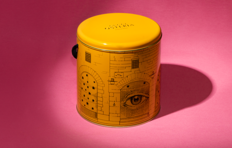 Il Panettone Speciale Gucci Osteria 2022 in edizione limitata arricchito da cioccolato fondente e caffè.