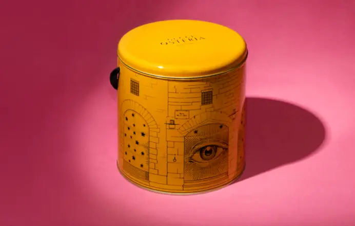 Il Panettone Speciale Gucci Osteria 2022 in edizione limitata arricchito da cioccolato fondente e caffè.