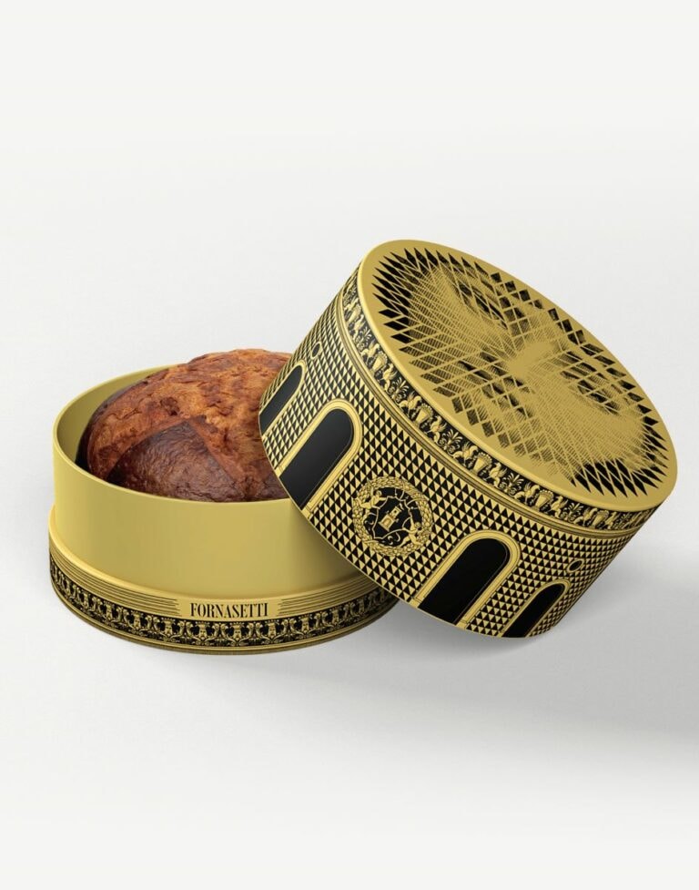 La scatola di Fornasetti con il panettone di Davide Longoni.