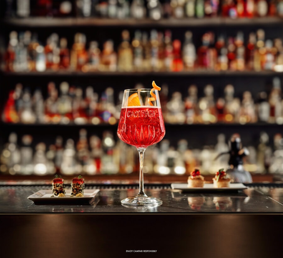 Campari Spritz sullo sfondo della Sala Spritello del Camparino in Galleria.