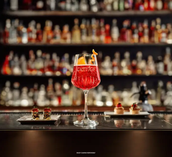 Campari Spritz sullo sfondo della Sala Spritello del Camparino in Galleria.