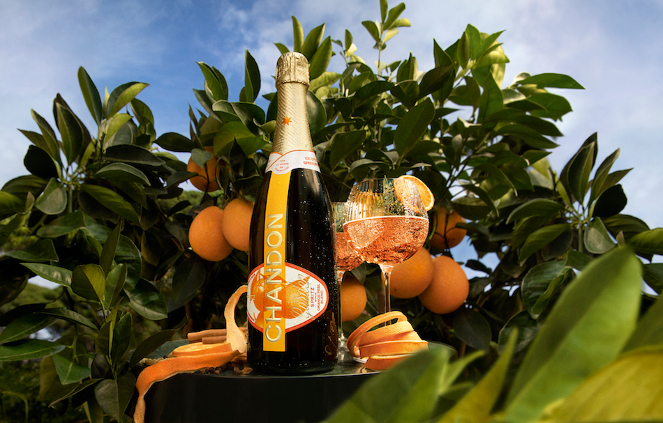 Chandon Garden Spritz si serve con un rametto di rosmarino e una fetta d’arancia essiccata.