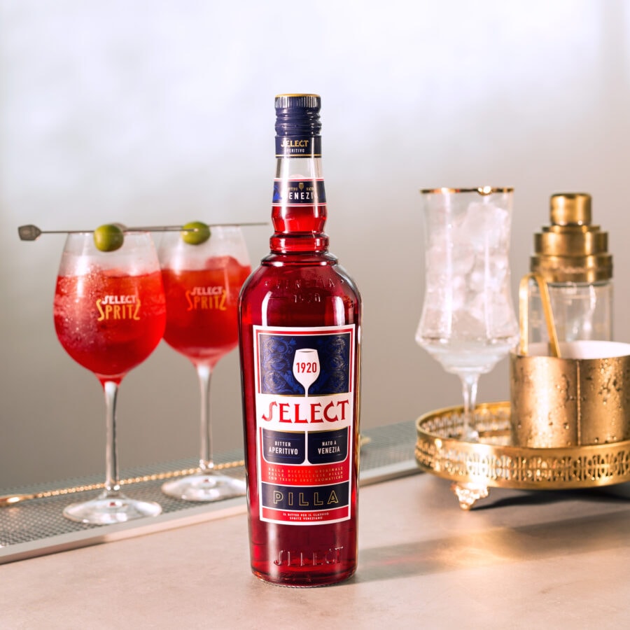 Il Select Spritz dagli anni 20 è il più amato dai veneziani ed è servito con un’oliva verde.
