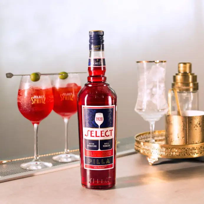 Il Select Spritz dagli anni 20 è il più amato dai veneziani ed è servito con un’oliva verde.