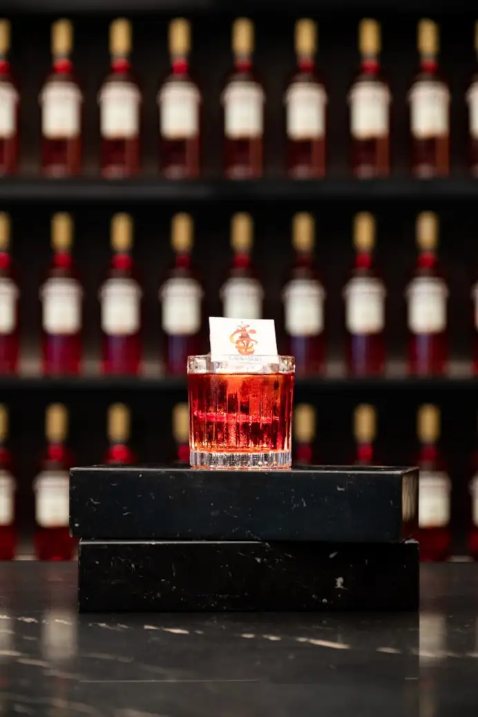 Arabesque Negroni, twist sul cocktail creato dal conte Camillo Negroni a base di Campari.