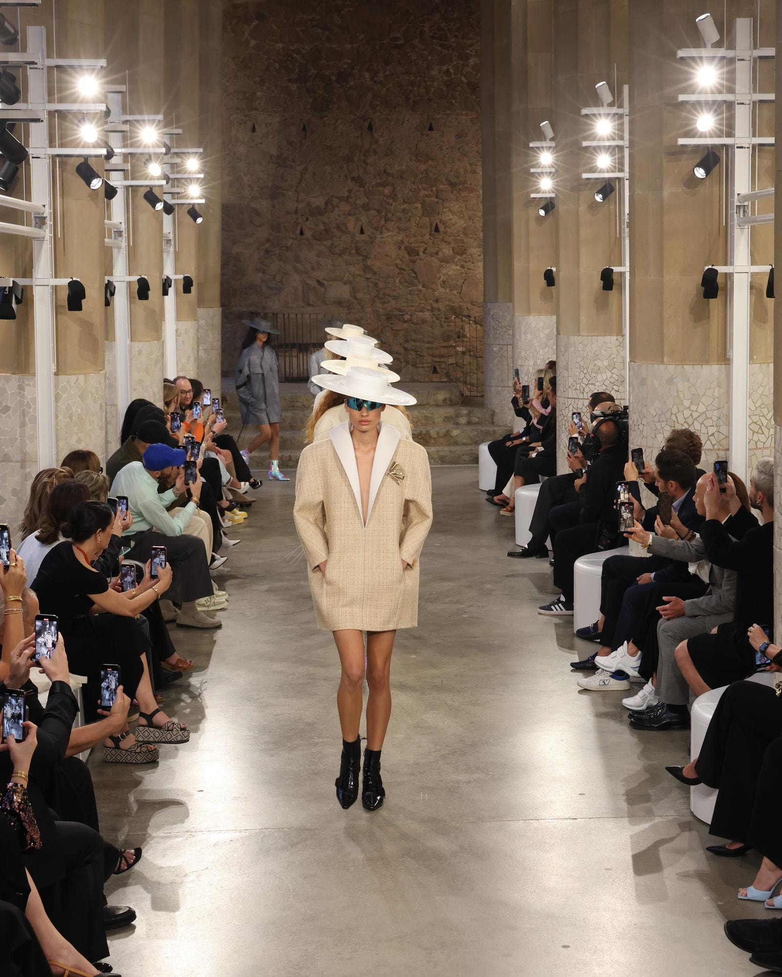 Il finale della sfilata cruise 2025 di Louis Vuitton (courtesy Louis Vuitton)
