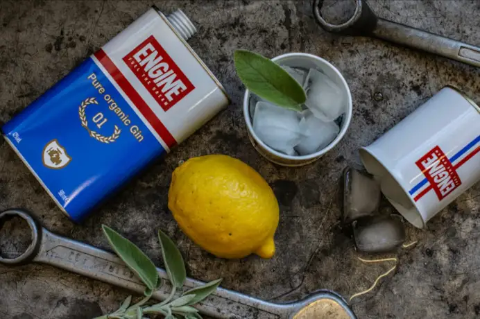 Salvia e limone solo le botaniche dominanti del gin organico Engine imbottigliato in una latta.