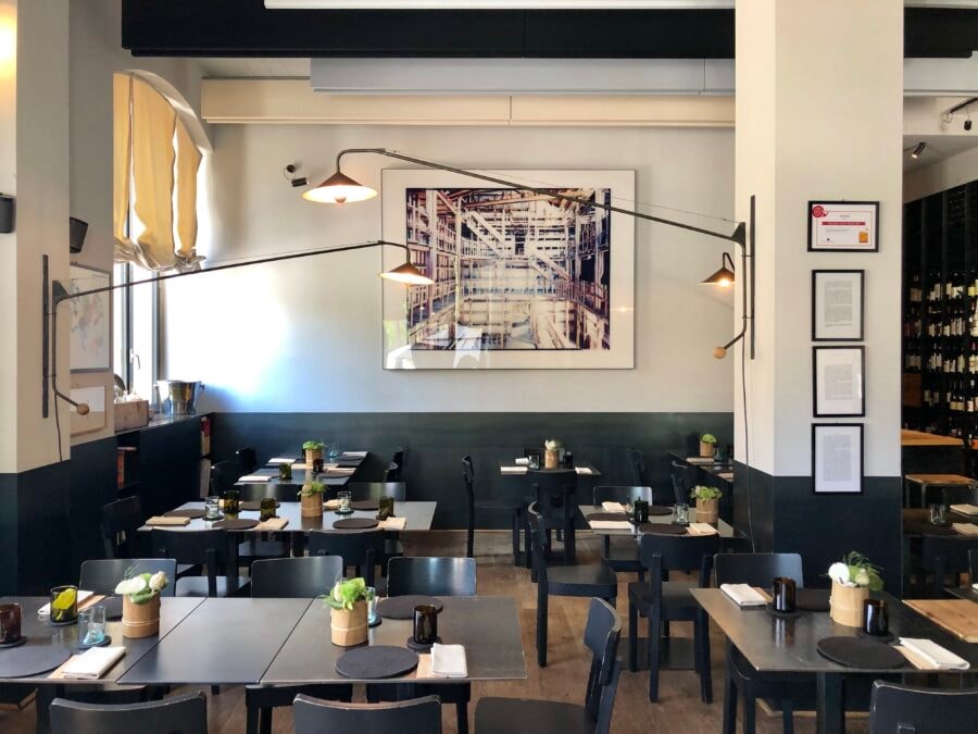 La sala del Ratanà, il ristorante aperto dall’attore Antonio Albanese all’ombra della Bam a Porta Nuova.
