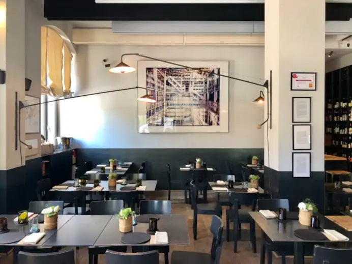 La sala del Ratanà, il ristorante aperto dall’attore Antonio Albanese all’ombra della Bam a Porta Nuova.