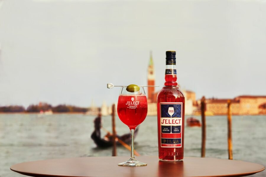 L’autentico Spritz veneziano con Select e una grossa oliva verde con vista Laguna, naturalmente.