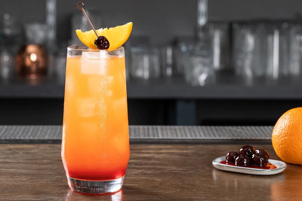 Tequila Sunrise l’aggiunta di granatina finale crea un effetto alba, da qui il nome.