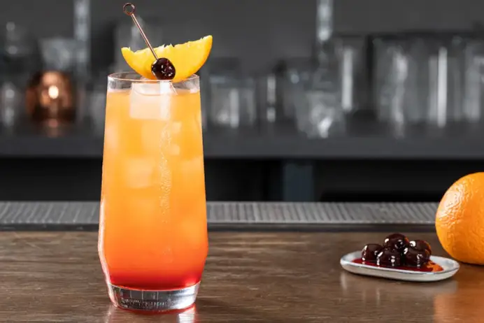 Tequila Sunrise l’aggiunta di granatina finale crea un effetto alba, da qui il nome.