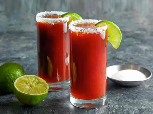 Vampiro il colore rosso sangue è dovuto al succo di pomodoro ma soprattutto di arancia fresca.