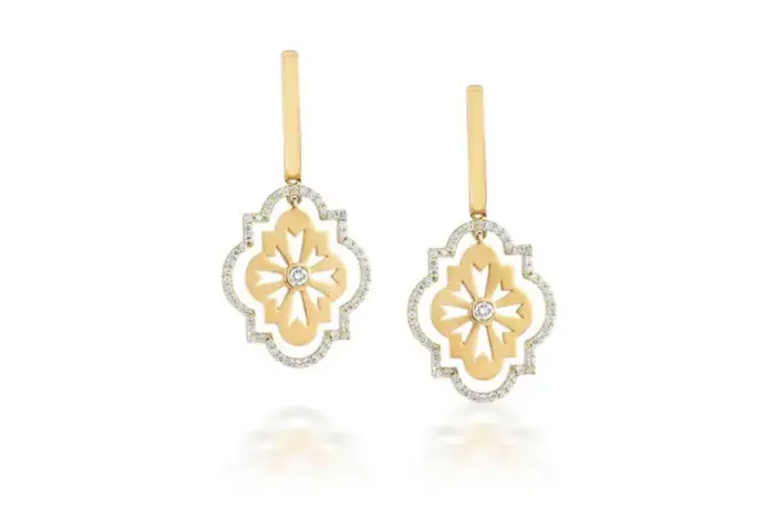 Orecchini della collezione Echo, Legami che Risuonano in oro e diamanti, ispirati agli scudi dei paladini.