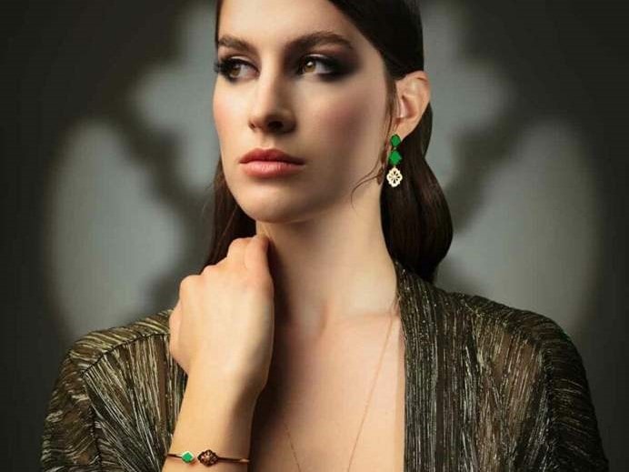 Orecchini e bracciale della collezione Echo, Legami che Risuonano, in oro rosa e vivaci smalti, ispirati agli scudi dei paladini.
