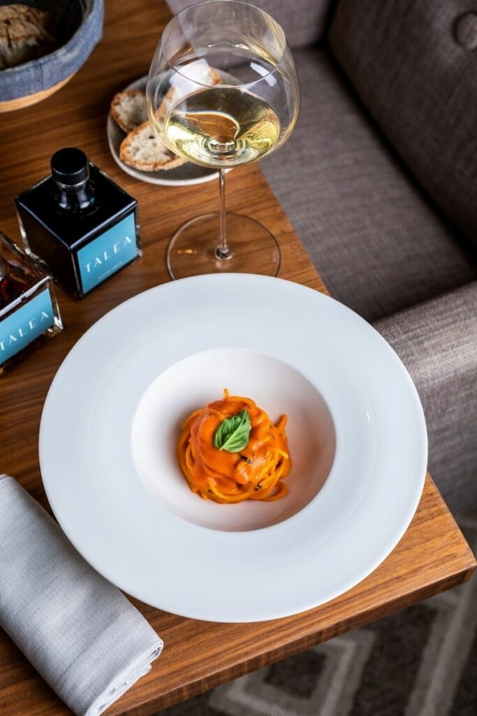 Un classico della cucina italiana che spopola all’estero: gli Spaghetti Al Pomodoro Fresco. Questi sono preparati dallo chef Antonio Guida al Talea, ristorante dell’Emirates Palace ad Abu Dhabi.