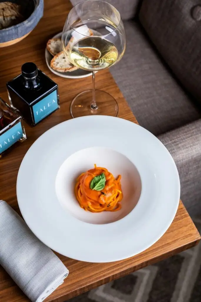 Un classico della cucina italiana che spopola all’estero: gli Spaghetti Al Pomodoro Fresco. Questi sono preparati dallo chef Antonio Guida al Talea, ristorante dell’Emirates Palace ad Abu Dhabi.