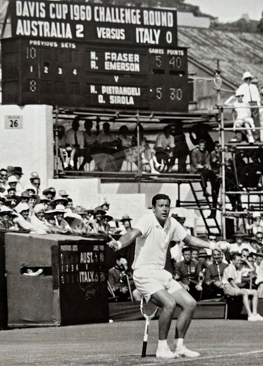 Nessuna vittoria per Nicola Pietrangeli da giocatore in Coppa Davis (a sinistra, durante la finale del 1960 in coppia con Sirola), ma come allenatore sì, nel 1976. In Nazionale, c’era Adriano Panatta.