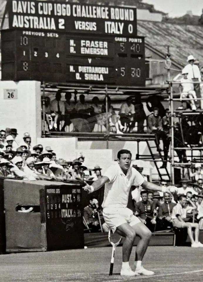 Nessuna vittoria per Nicola Pietrangeli da giocatore in Coppa Davis (a sinistra, durante la finale del 1960 in coppia con Sirola), ma come allenatore sì, nel 1976. In Nazionale, c’era Adriano Panatta.