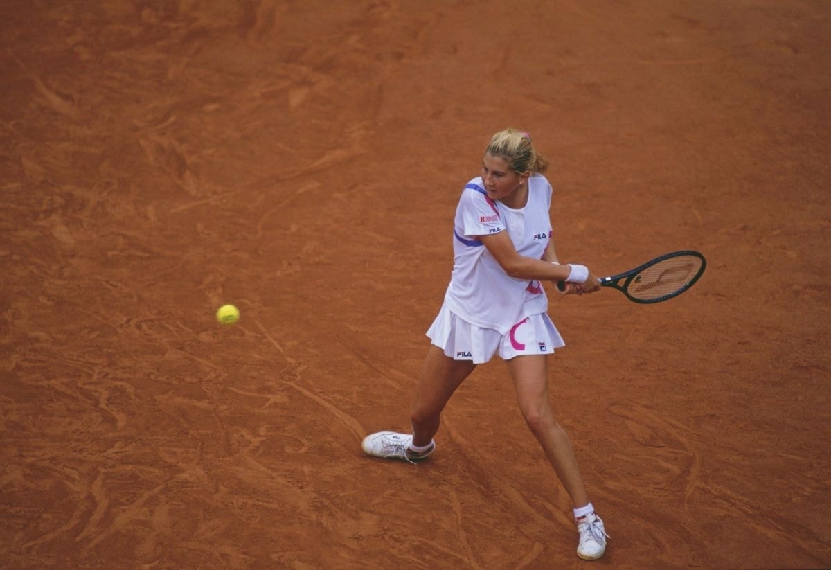 Era il 30 aprile 1993 quando uno squilibrato accoltella Monica Seles (sopra, la sua famosa impugnatura doppia), privando il tennis mondiale di una delle più grandi sfide di sempre, quella con Steffi Graf (sotto).