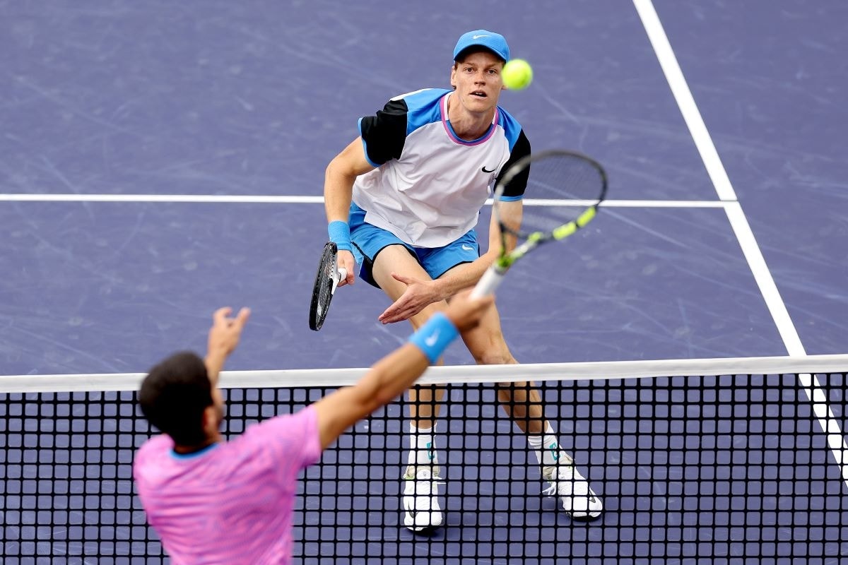 Battendo in semifinale Jannik Sinner a Indian Wells lo scorso marzo, Carlos Alcaraz conferma il suo secondo posto nel ranking ATP. Primato soffiato dall’altoatesino, dopo pochi giorni, con la vittoria ai Masters 1000 di Miami. Oggi, numero uno.