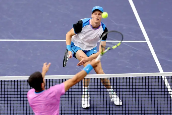 Battendo in semifinale Jannik Sinner a Indian Wells lo scorso marzo, Carlos Alcaraz conferma il suo secondo posto nel ranking ATP. Primato soffiato dall’altoatesino, dopo pochi giorni, con la vittoria ai Masters 1000 di Miami. Oggi, numero uno.