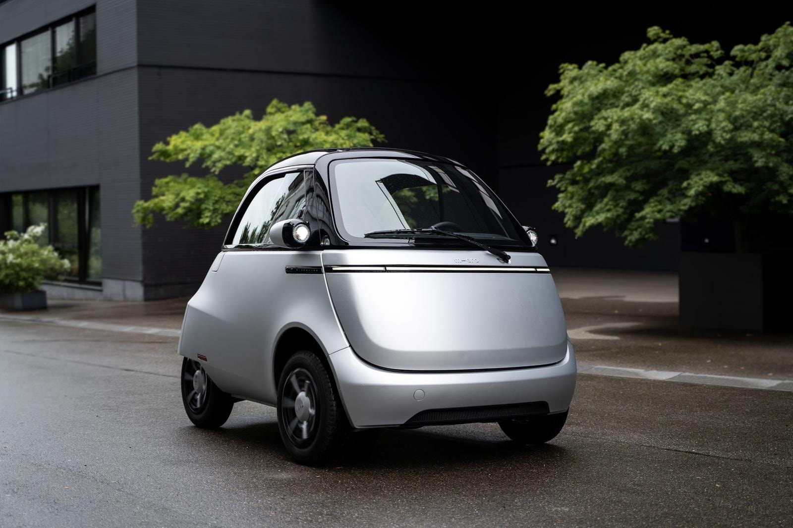 Versione luxury per m-cro Microlino progettata rievocando Isetta, è icona di stile: raffinata e personalizzabile in versioni e vernici.