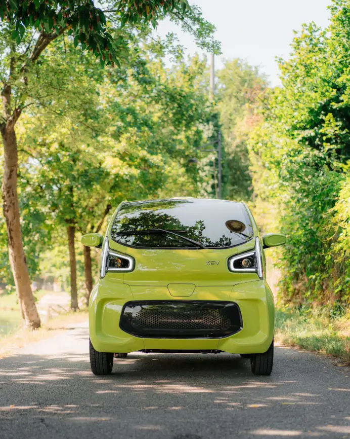 Xev Yoyo, sicura e dal look sportivo, è parte del paesaggio urbano cool.