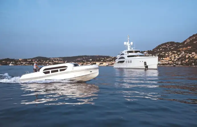 Il charter 63 metri di Benetti con il tender di 8 metri Benetti limousine.