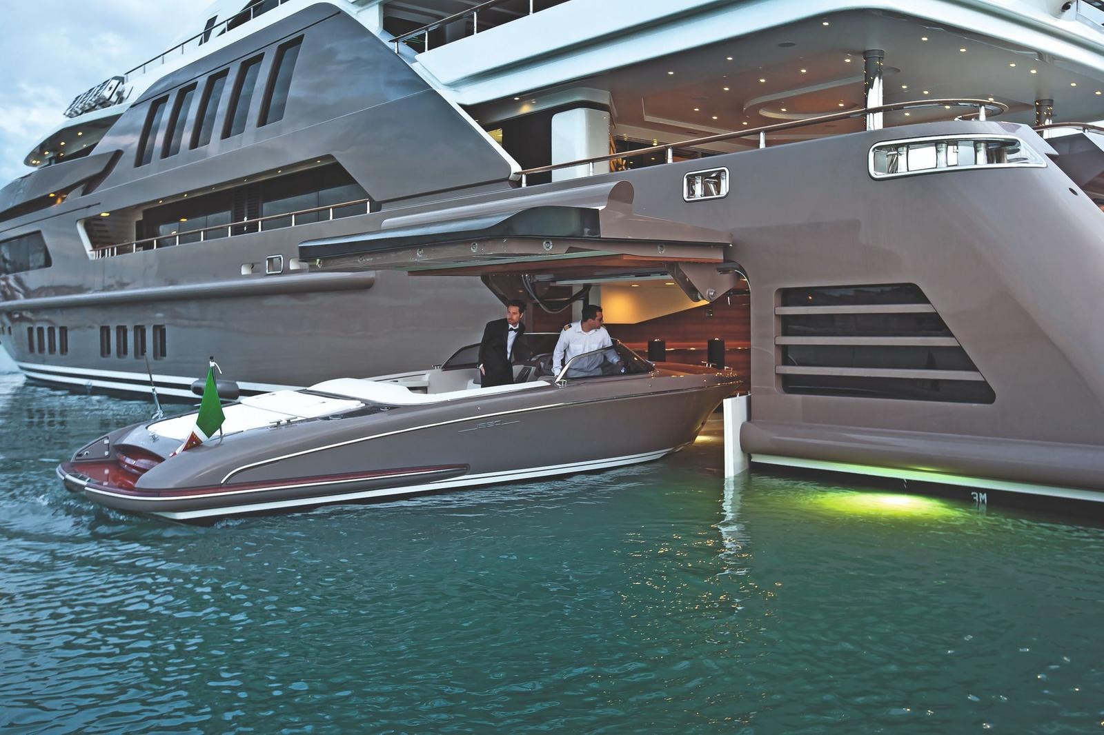 Il Riva Iseo scelto come tender di J’ade entra nell'innovativo garage allagabile.