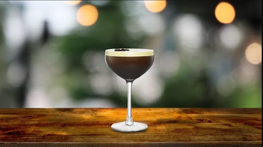 La ricetta dell'Espresso Martini prevede un liquore al caffè come Borghetti o Kahlua (in foto).