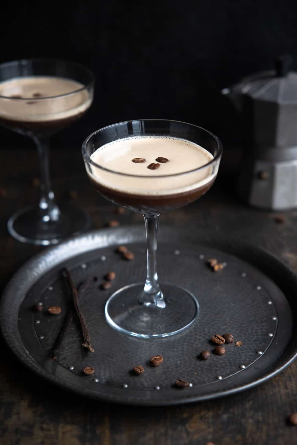L'Espresso Martini è guarnito con tre chicchi di caffè, come nella sambuca con la mosca.