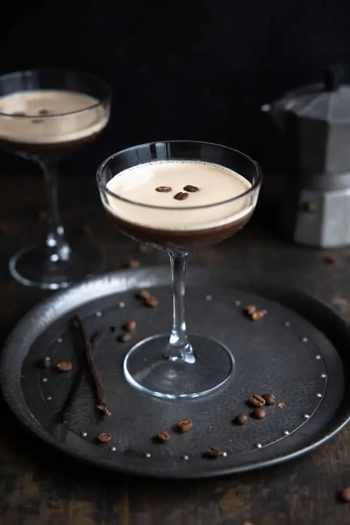 L'Espresso Martini è guarnito con tre chicchi di caffè, come nella sambuca con la mosca.