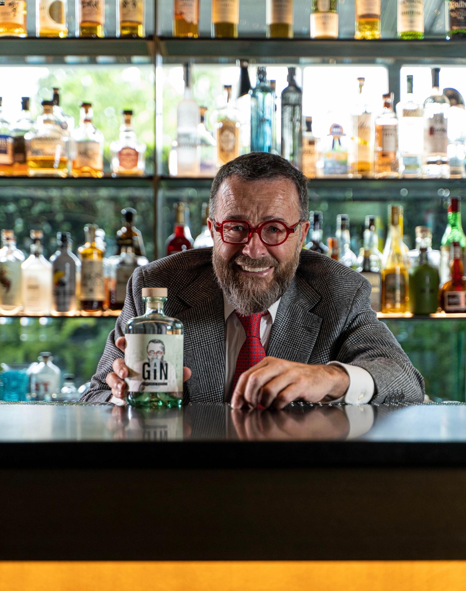 Lo chef Giancarlo Morelli al bancone del Bulk con il suo Gin di Gian.