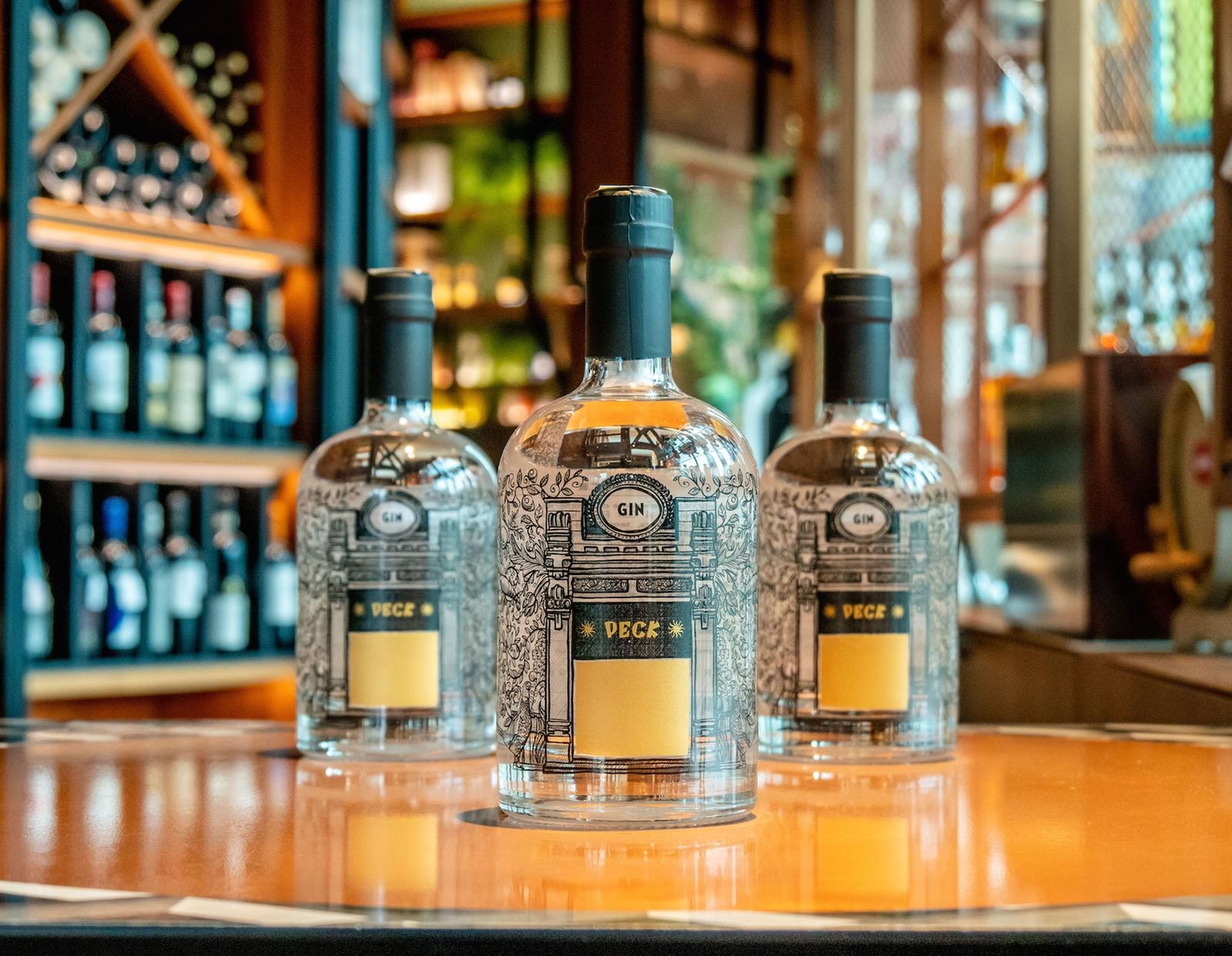 Il gin Peck è venduto nella gastronomia di via Spadari e usato per i cocktail di Peck CityLife.