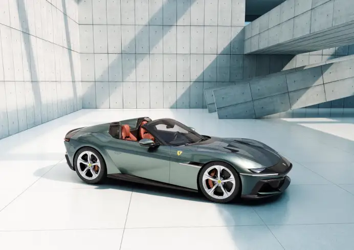 La 12 Cilindri la nuova supercar del Cavallino con motore anteriore e la svolta stilistica del cofango, nata dall’unione di cofano e parafanghi.