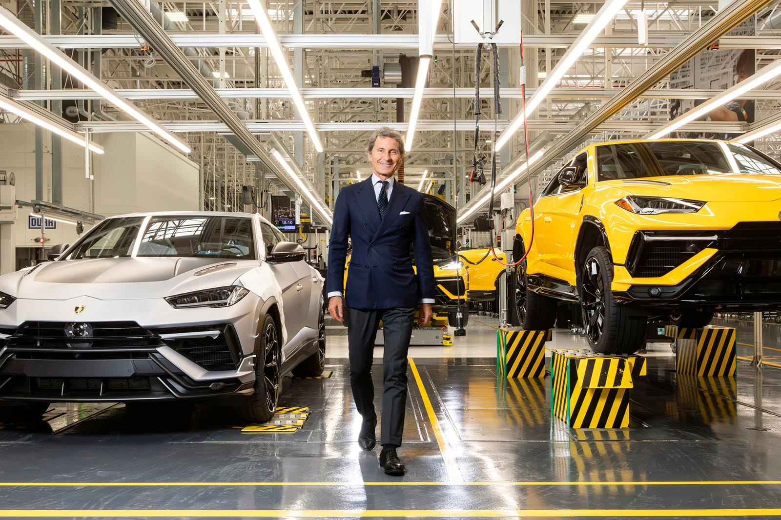 Stephan Winkelmann, ceo e presidente  di Lamborghini, sulla linea di produzione di Urus (© Cristian Castelnuovo 2024)
