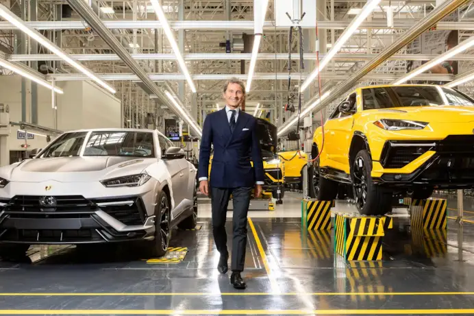 Stephan Winkelmann, ceo e presidente di Lamborghini, sulla linea di produzione di Urus (© Cristian Castelnuovo 2024)