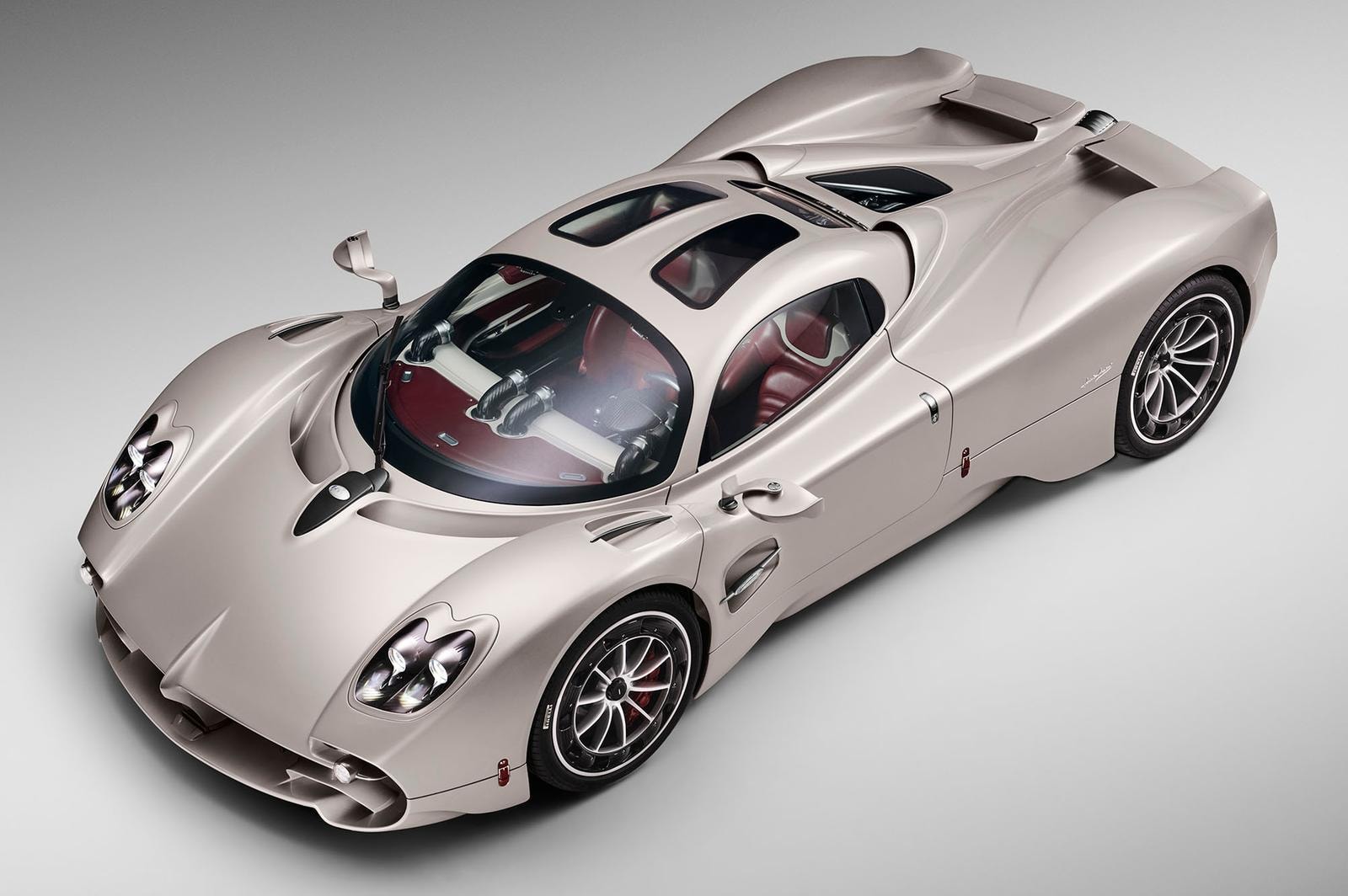L'hypercar Utopia con motore V12 biturbo da 864 cavalli. Dal cambio manuale ai dettagli di colori e materiali, è chiara l’ispirazione agli anni 50 e 60.