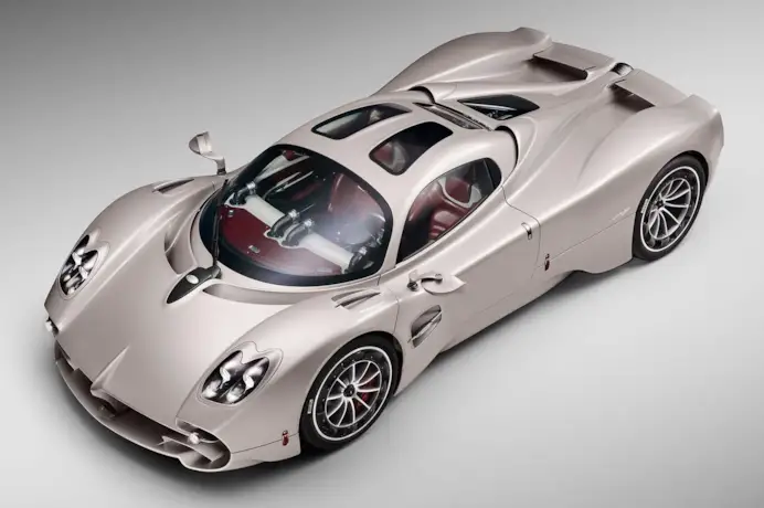 L'hypercar Utopia con motore V12 biturbo da 864 cavalli. Dal cambio manuale ai dettagli di colori e materiali, è chiara l’ispirazione agli anni 50 e 60.