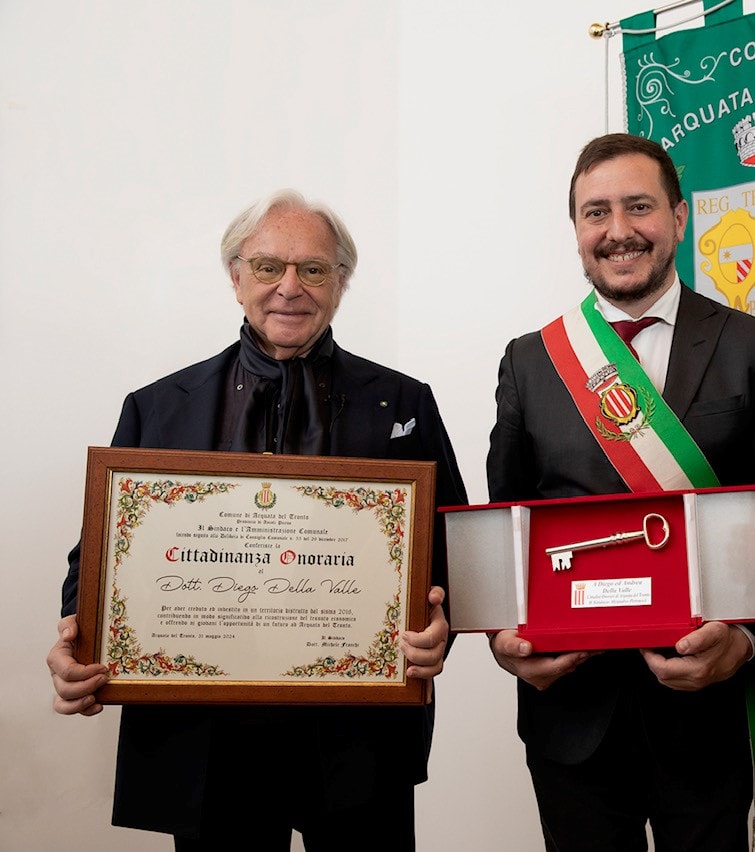 Da sinistra, Diego Della Valle e il sindaco di Arquata del Tronto, Michele Franchi (courtesy Tod's)