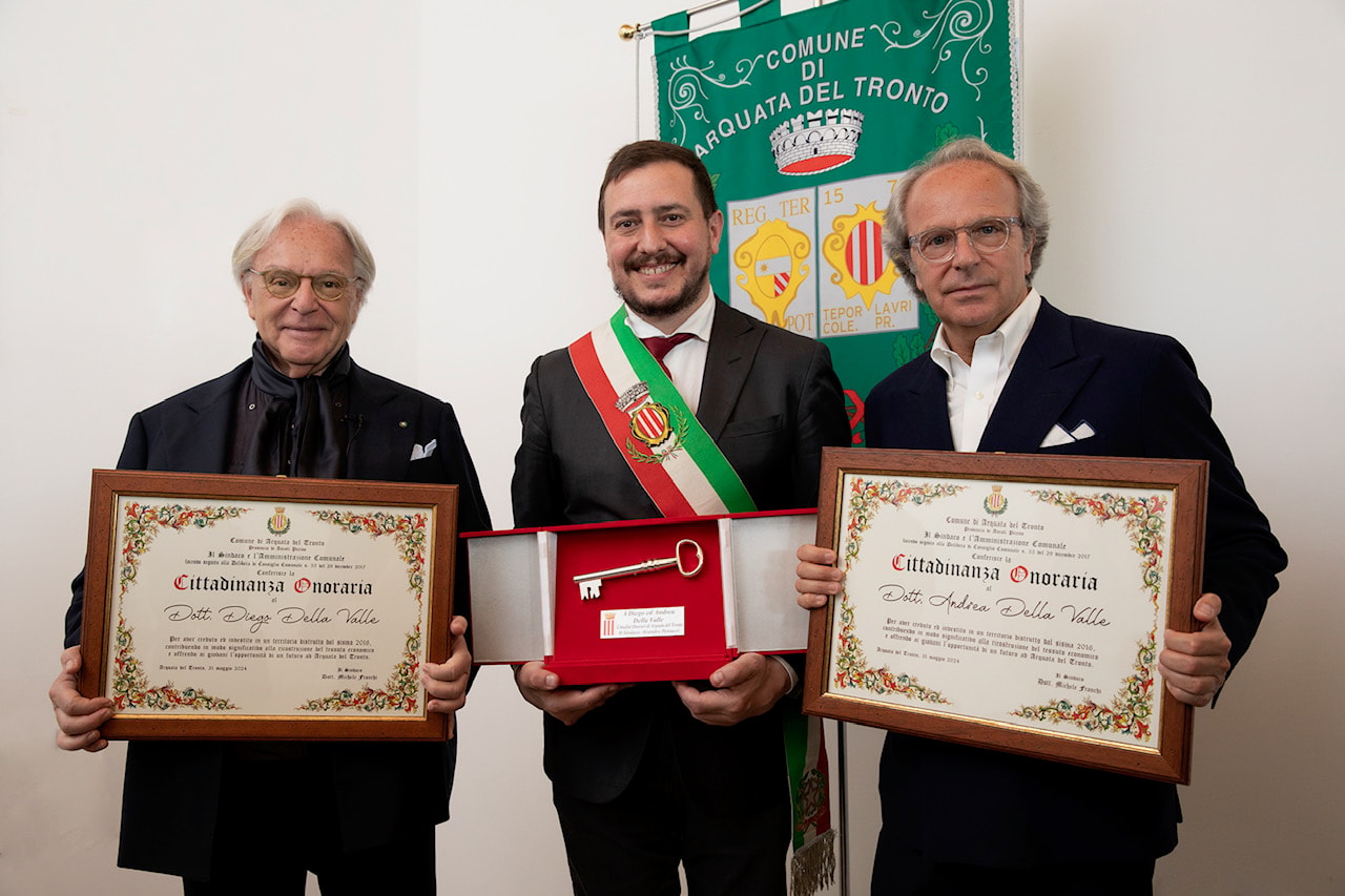 Da sinistra, Diego Della Valle, il sindaco di Arquata del Tronto, Michele Franchi e Andrea Della Valle (courtesy Tod's)