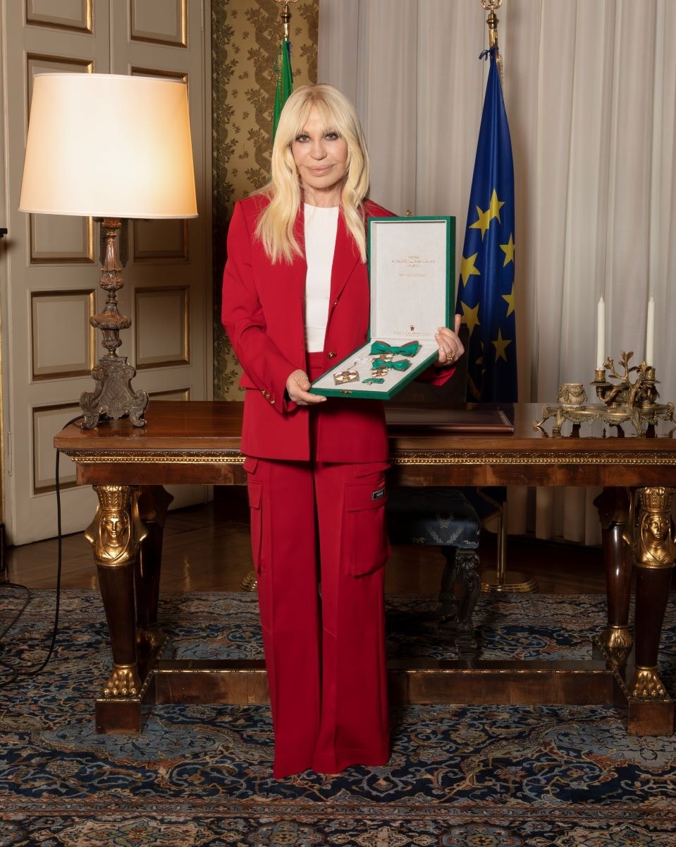 Donatella Versace insignita del titolo di Grande ufficiale dell’ordine al merito