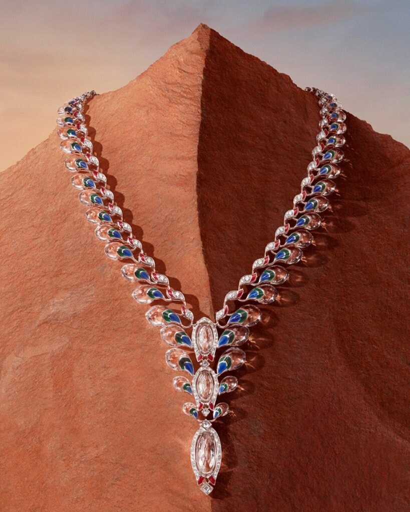 Oltre un anno di lavoro e sei maestri artigiani per realizzare il collier Dohara, che celebra la gioielleria indiana Moghul. Al centro, tre diamanti ovali taglio brillante, visibili da entrambi i lati del collier. Il retro di ogni elemento con pavé di diamanti è laccato di rosso, verde o blu.