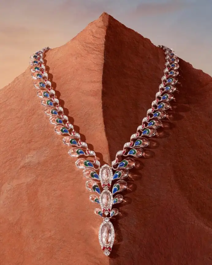 Oltre un anno di lavoro e sei maestri artigiani per realizzare il collier Dohara, che celebra la gioielleria indiana Moghul. Al centro, tre diamanti ovali taglio brillante, visibili da entrambi i lati del collier. Il retro di ogni elemento con pavé di diamanti è laccato di rosso, verde o blu.