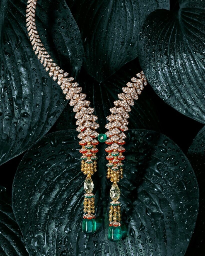 Il collier Pineas si compone di due pendenti leggermente asimmetrici impreziositi da scaglie in oro rosa con pavé che valorizzano i dettagli in corallo e smeraldo. I due smeraldi colombiani esagonali di 25,84 carati, una volta separati, si trasformano in orecchini.