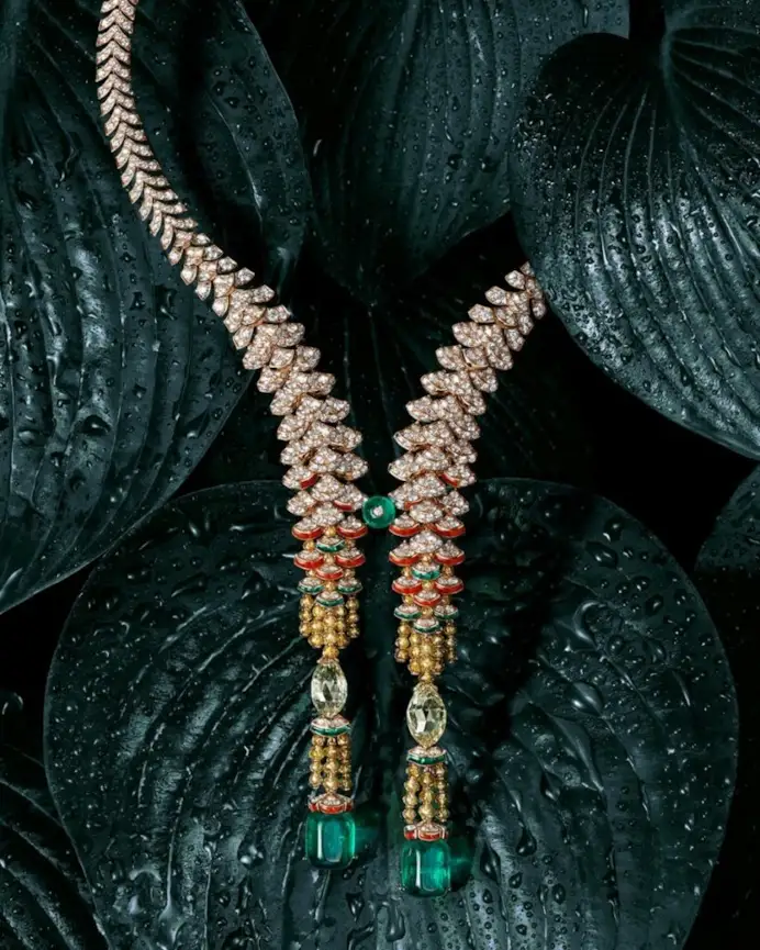 Il collier Pineas si compone di due pendenti leggermente asimmetrici impreziositi da scaglie in oro rosa con pavé che valorizzano i dettagli in corallo e smeraldo. I due smeraldi colombiani esagonali di 25,84 carati, una volta separati, si trasformano in orecchini.