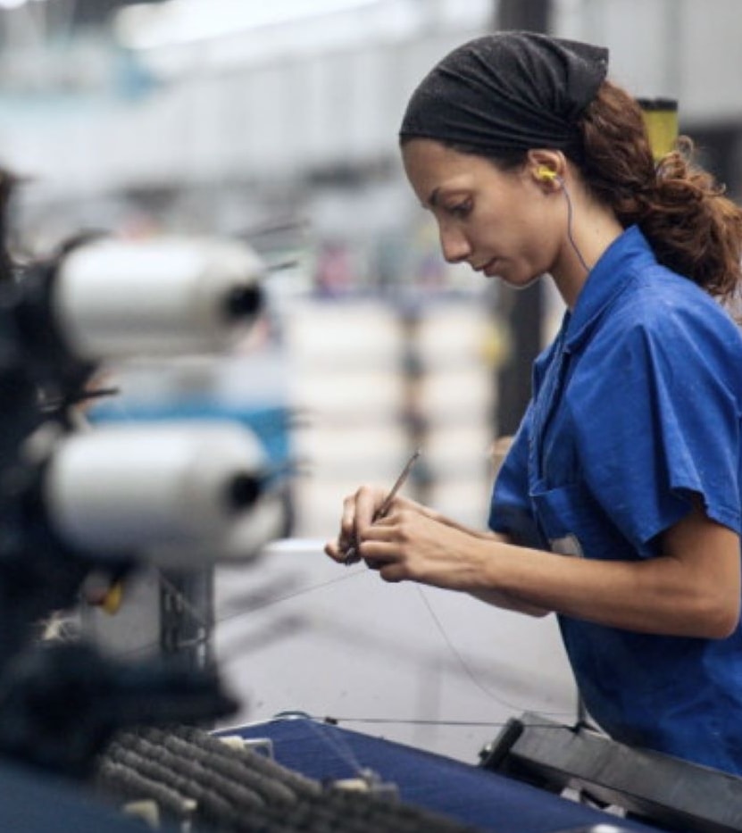 Un'operaia in un'industria tessile